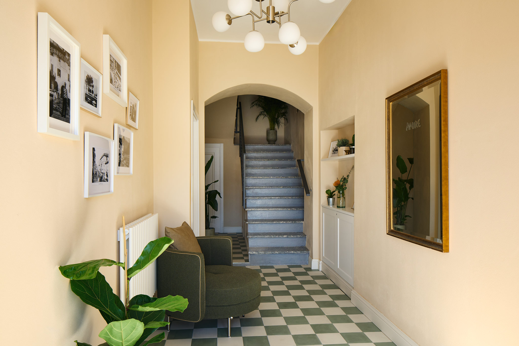 Eleganter Eingangsbereich mit Treppe